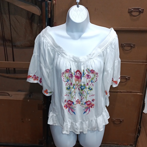 MUSELOOKS OFF THE SHOULDER EMBROIDERY top.   #5767 - Picture 2 of 8